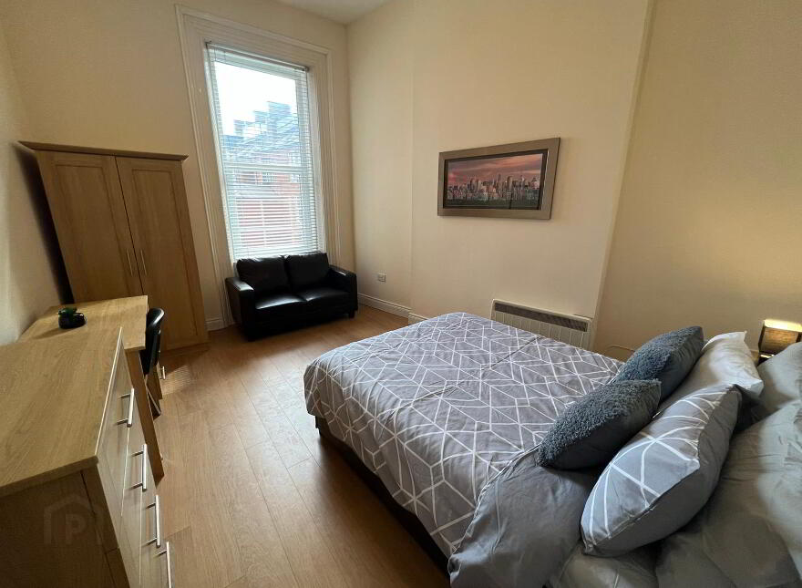 Lisburn Road, Room 4, Belfast, BT9 6BT
