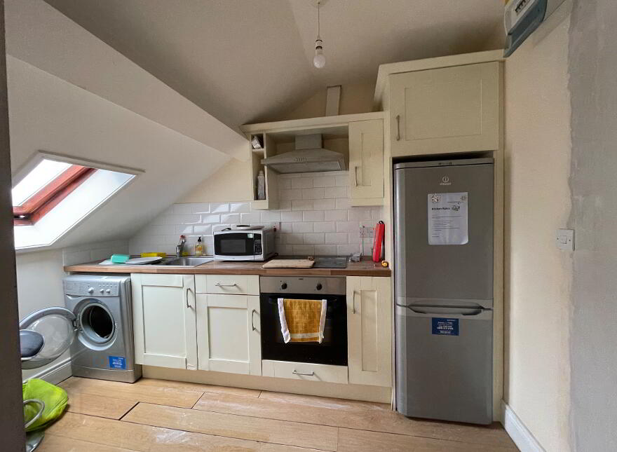 Lisburn Road, Loft Apt, Most Bills Included, Belfast, BT9 6BT