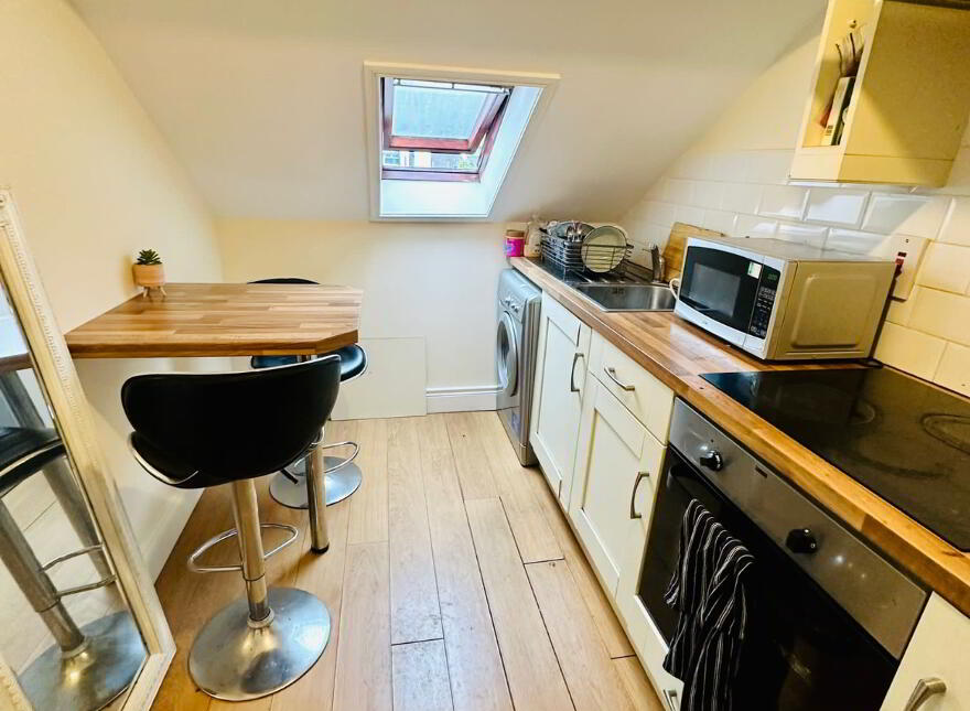 Lisburn Road, Loft Apt, Most Bills Included, Belfast, BT9 6BT