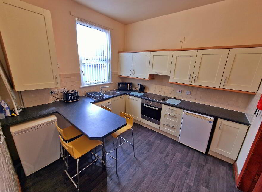 Apartment For Rent, 14 Lawrence St, Belfast, BT7 1LF