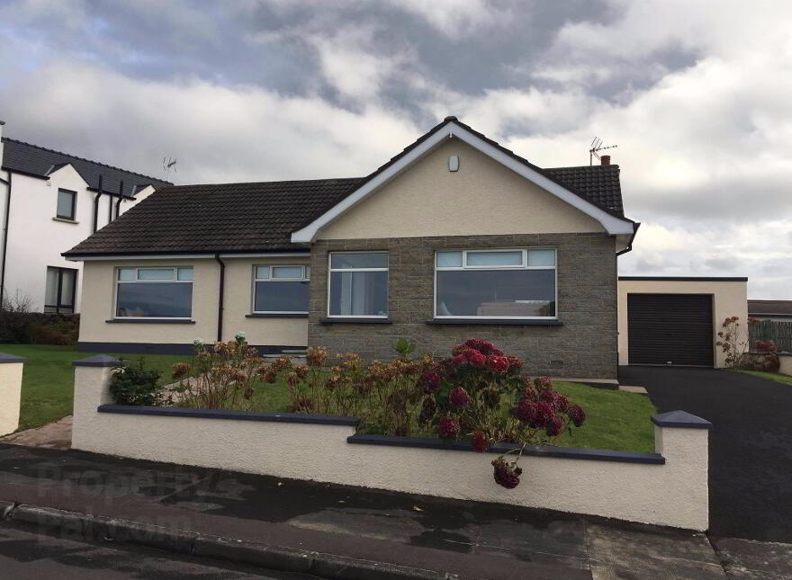 HOLIDAY LET, 5 Seaview Drive, North, Portstewart, BT55 7JY photo