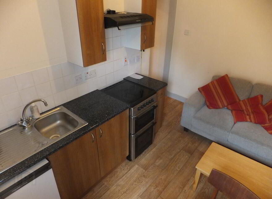 Flat 3, 70 University Street, Belfast, BT7 1HB