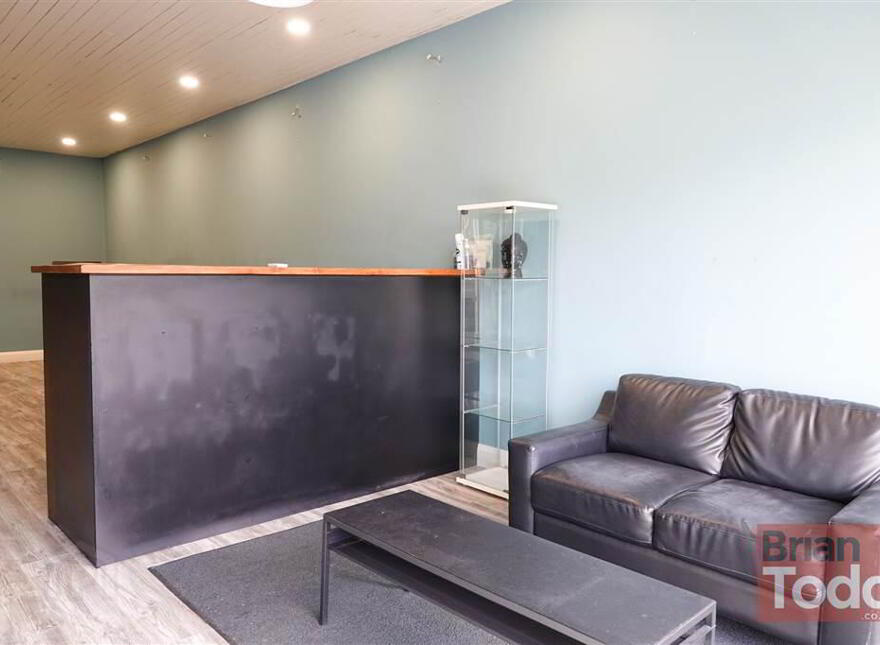 4 Upper Main Street, Larne, BT40 1SX