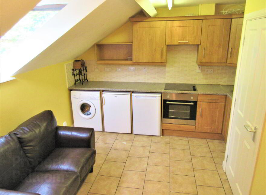 Upstairs Apartment, 76c Rugby Avenue, University Quarter!, Belfast, BT7 1RE photo