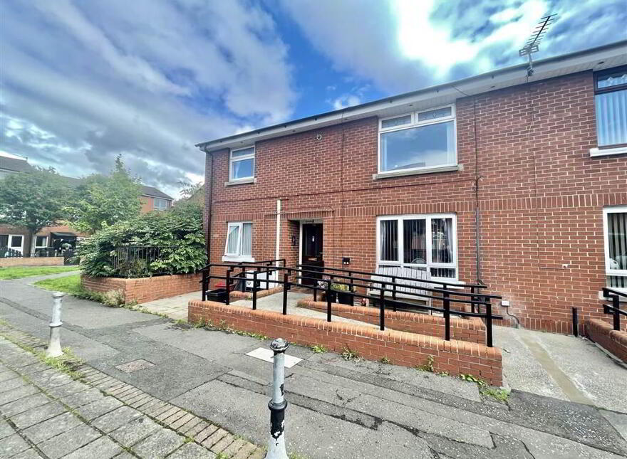15b Majestic Drive, Belfast, BT12 5JA photo