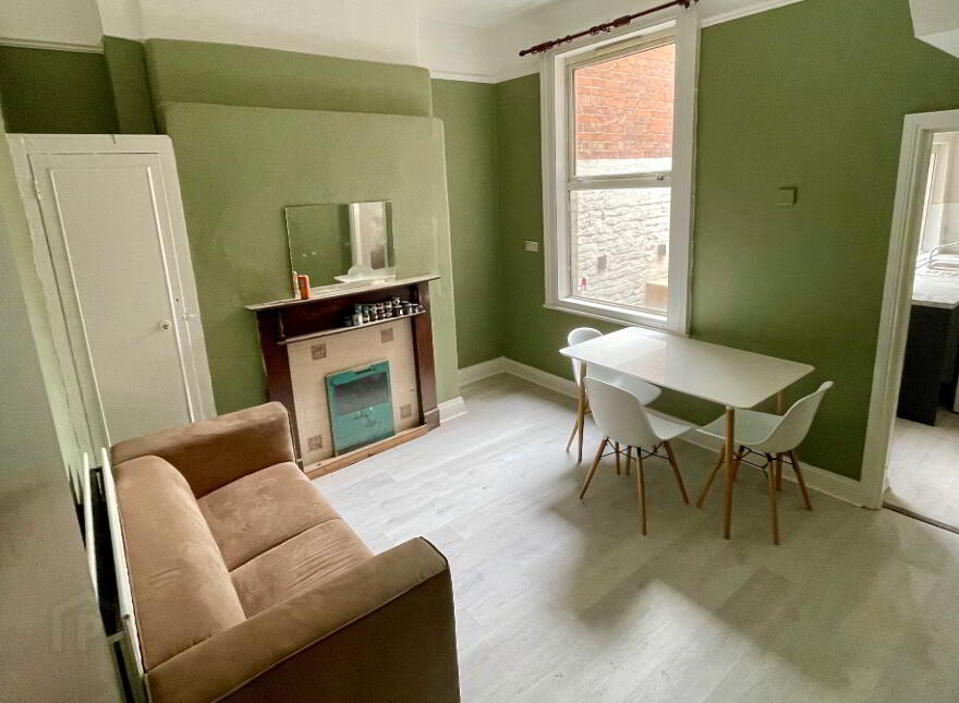 Camden Street, Room 8, R2 & R4. All Bills Included, Belfast, BT9 6AU