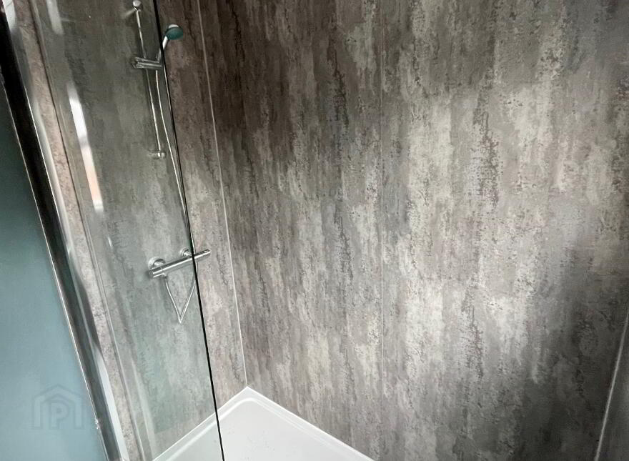 Camden Street, Room 8, R2 & R4. All Bills Included, Belfast, BT9 6AU