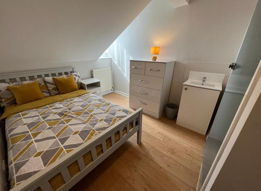 Camden Street, Room 8, R2 & R4. All Bills Included, Belfast, BT9 6AU
