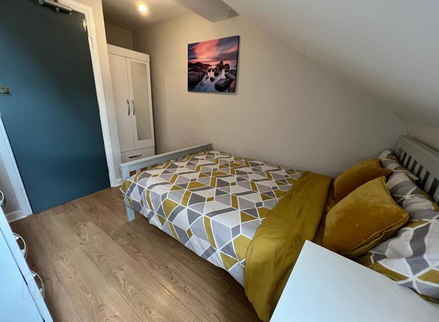 Camden Street, Room 8, R2 & R4. All Bills Included, Belfast, BT9 6AU
