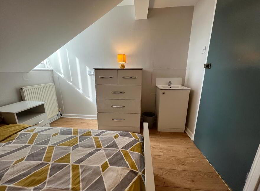 Camden Street, Room 8, R2 & R4. All Bills Included, Belfast, BT9 6AU