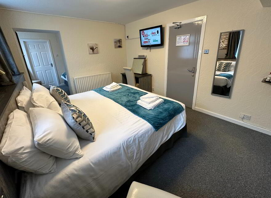 3 Star Hotel - The Port Hotel, 53-57 Main Street, Portrush, BT56 8BN