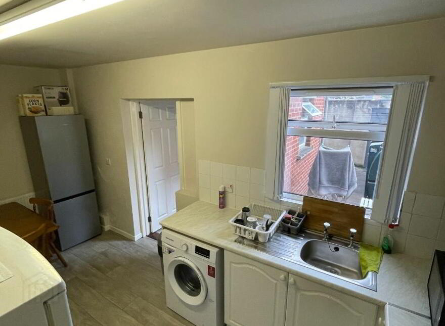 196 Tates Avenue, Belfast, BT12 6ND