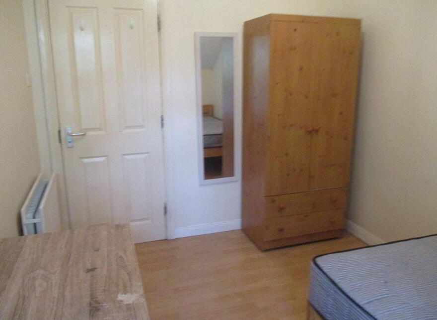 Three Great Apartments, 79 University Avenue, Queens Quarter, Belfast, BT7 1GX