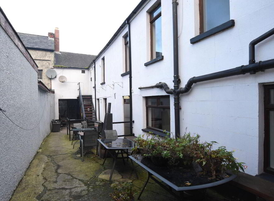 7 Smithfield Square, Lisburn, BT28 1TH