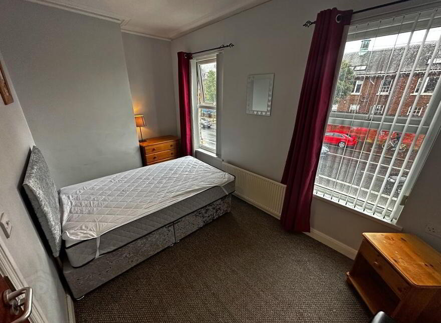Falls Rd, Belfast, BT12 6AF