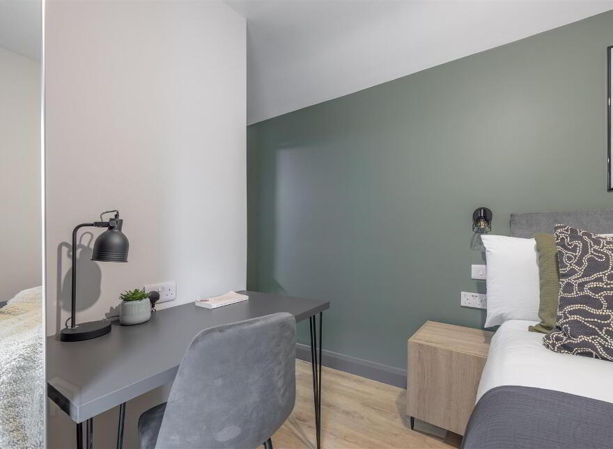 Rm 1 & 4, 300 Beersbridge Road, Belfast, BT5 5DY