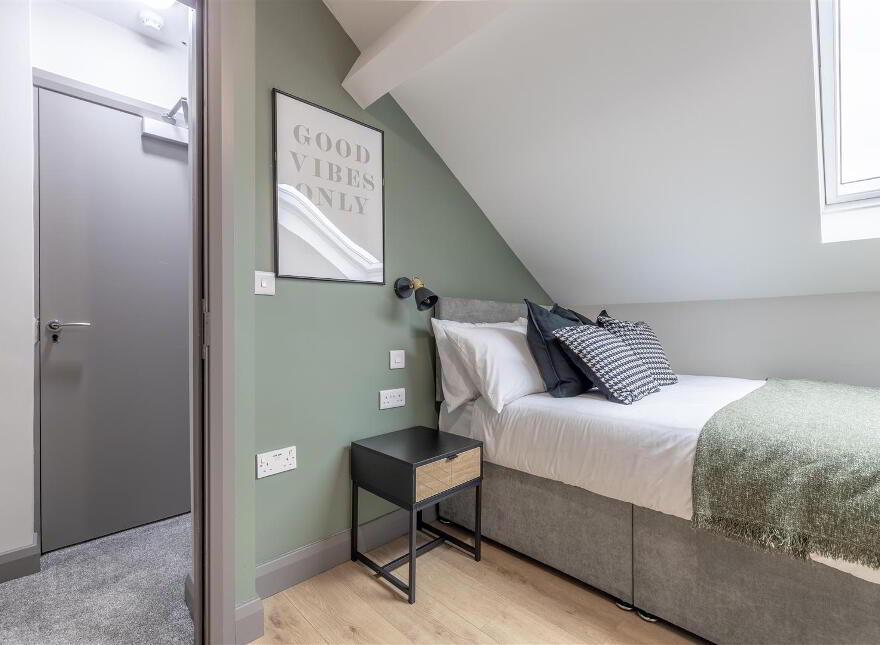 Rm 1 & 4, 300 Beersbridge Road, Belfast, BT5 5DY