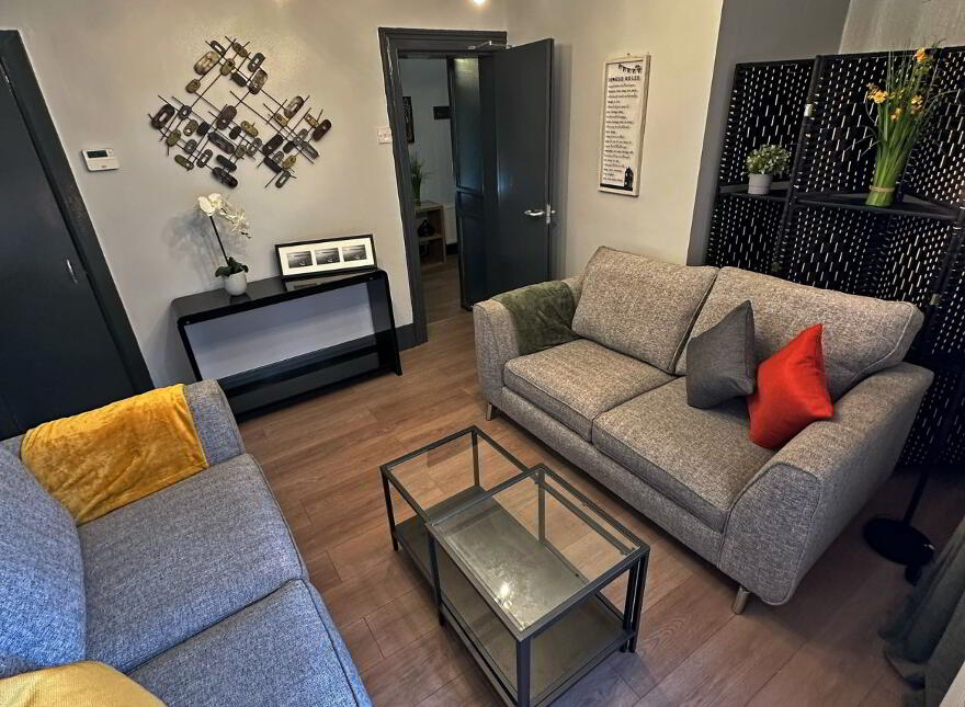 Room 5, Elimgrove St, Belfast, BT14 6LB