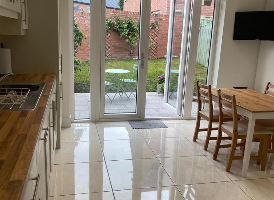 15 Meadow Crescent, Off Magheralave Road, Lisburn, BT28 3RN