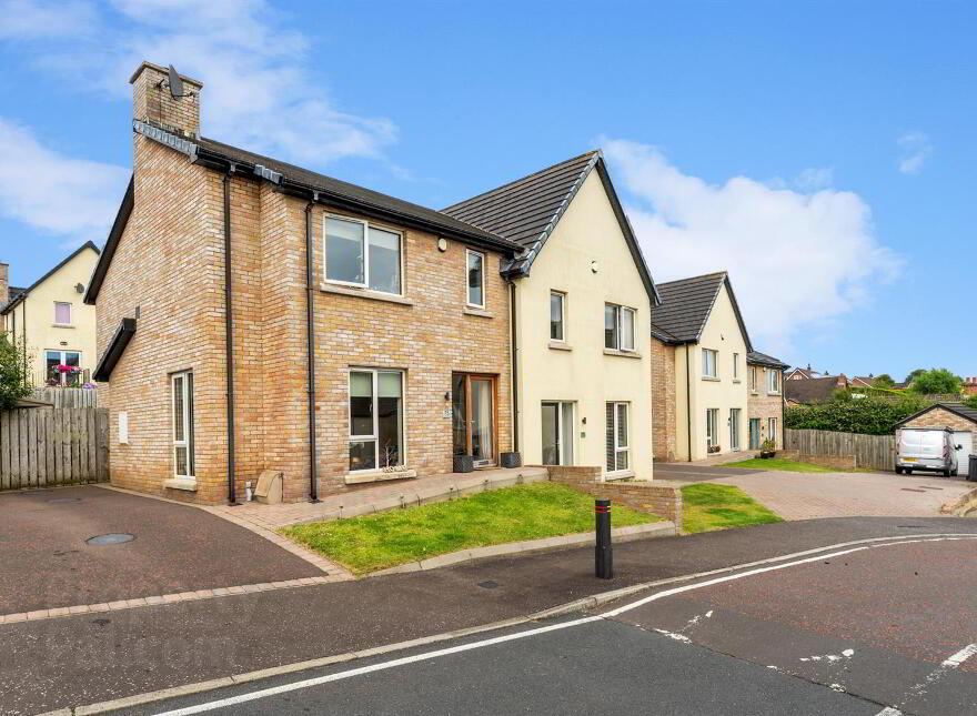 75 Lakeview Manor, Newtownards, BT23 4US photo