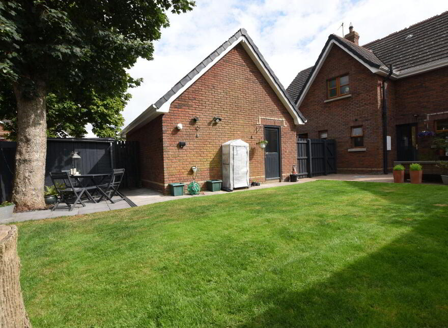 2 Henley Hall, Hillsborough, BT26 6RZ