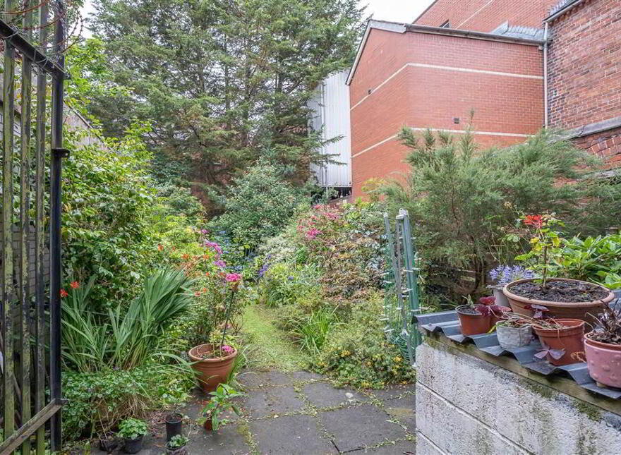 123 University Street, University Area, Belfast, BT7 1HP