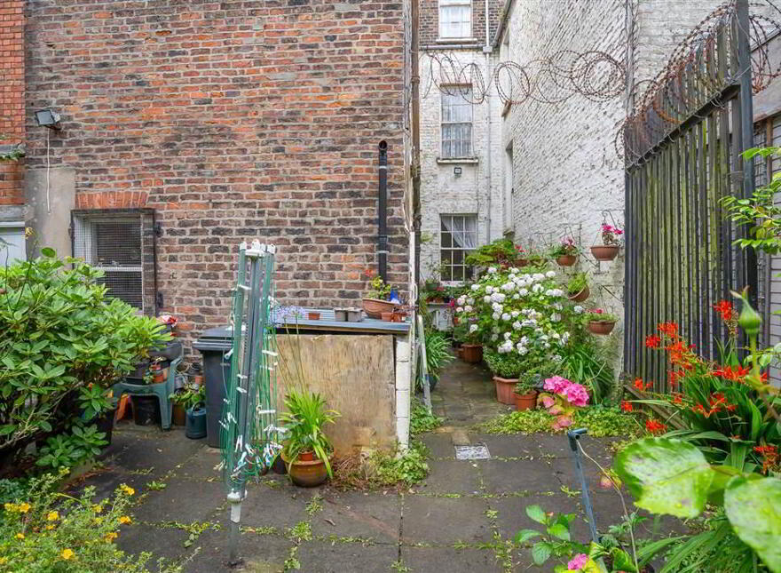 123 University Street, University Area, Belfast, BT7 1HP