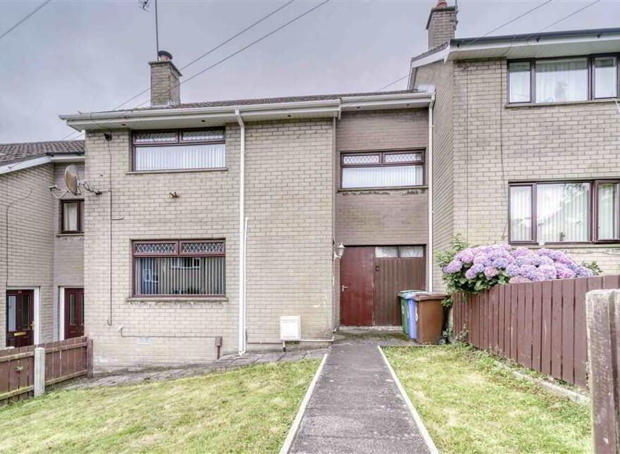 16 Nicholson Gardens, Lisburn, BT28 1YW photo