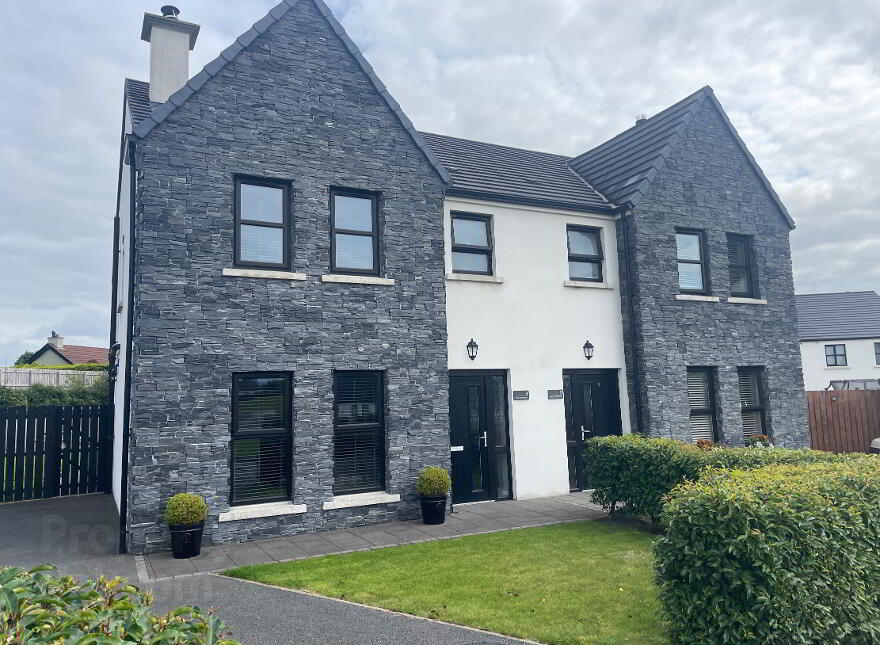 4 Riverview Manor, Castlederg, BT81 7EN photo