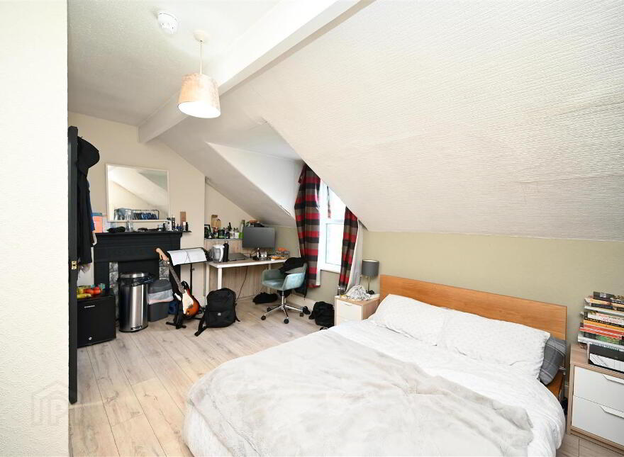 Room 6, 9 Eglantine Avenue, Belfast, BT9 6DW