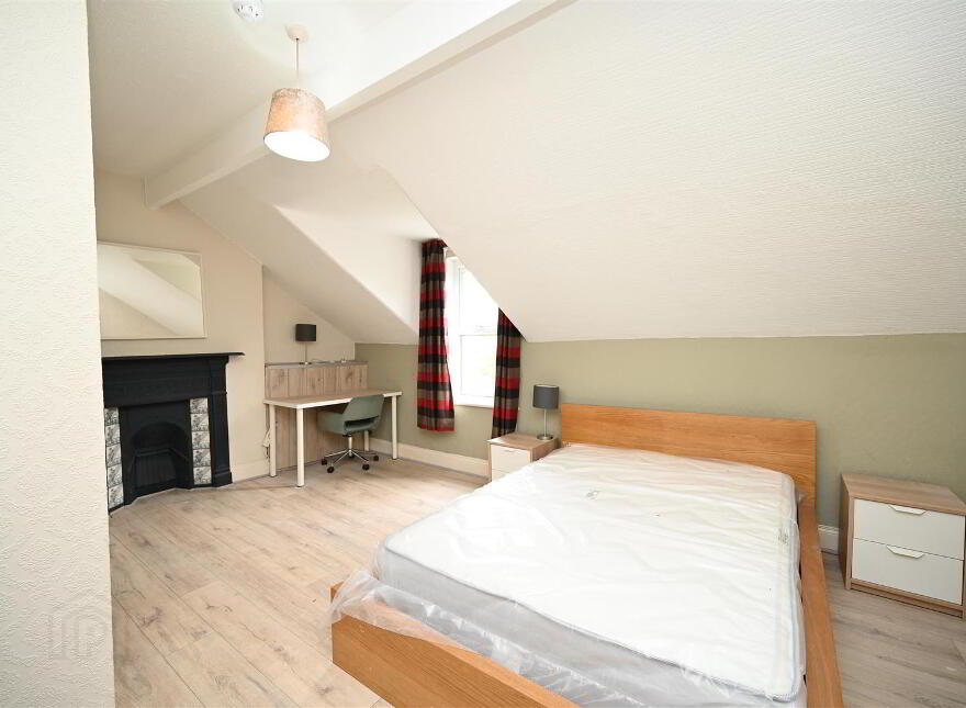 Room 6, 9 Eglantine Avenue, Belfast, BT9 6DW