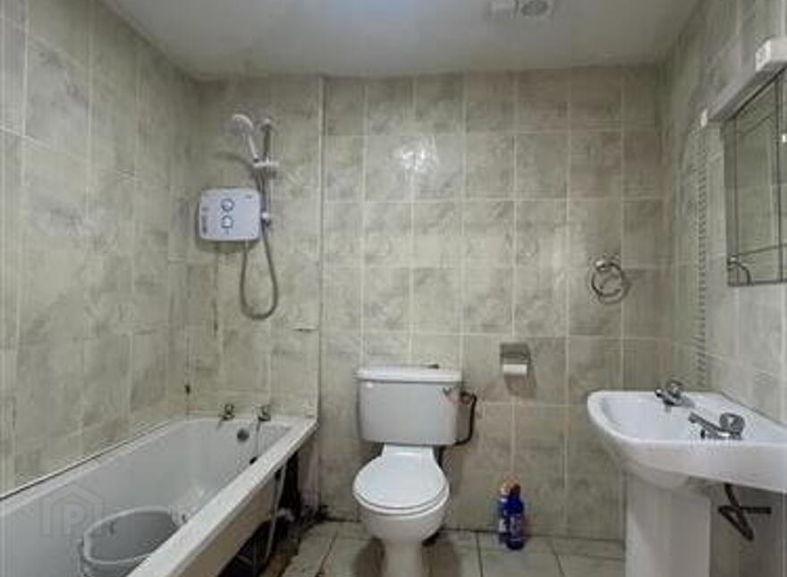 Pound St, Ballaghaderreen, F45TC62