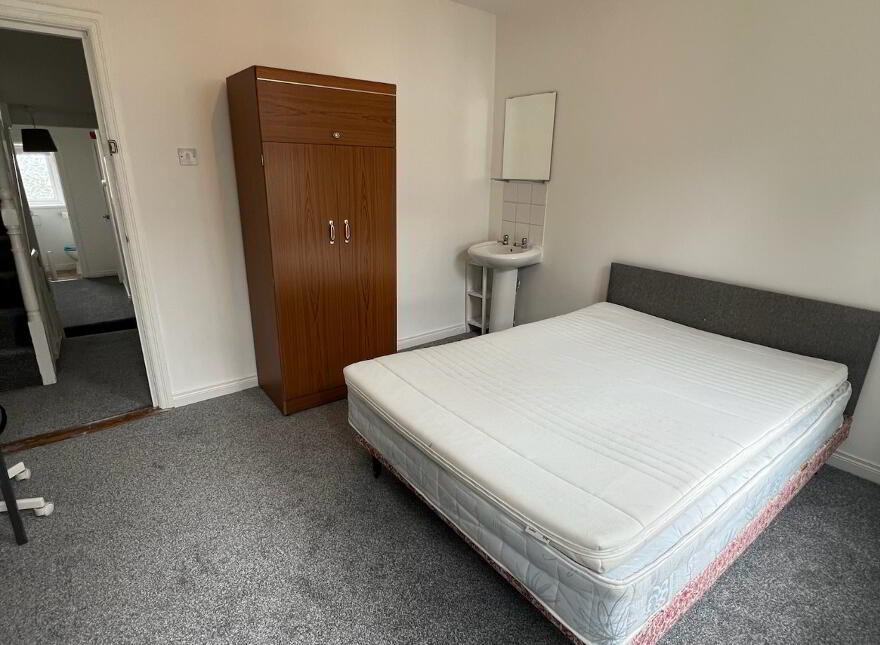 157 Donegall Road, Room 3, All Bills Included, Belfast, BT12 5NA