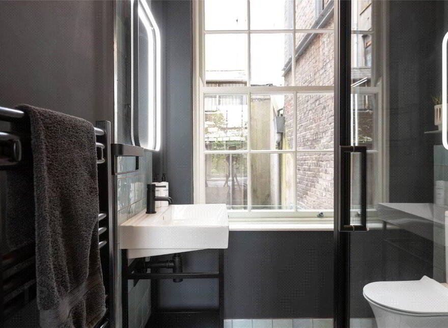2 Balmoral Buildings - Bedroom Apt, 11-13 College Square East, Belfast, Belfast, BT1 6DD