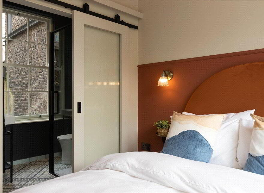 2 Balmoral Buildings - Bedroom Apt, 11-13 College Square East, Belfast, Belfast, BT1 6DD