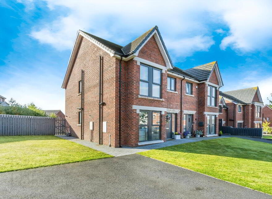 17 Baronsgrange Rise, Carryduff, Belfast, BT8 8GE photo