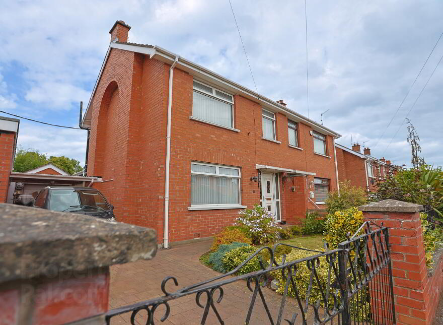 48 Roslyn Park, Lisburn, BT28 1UH photo