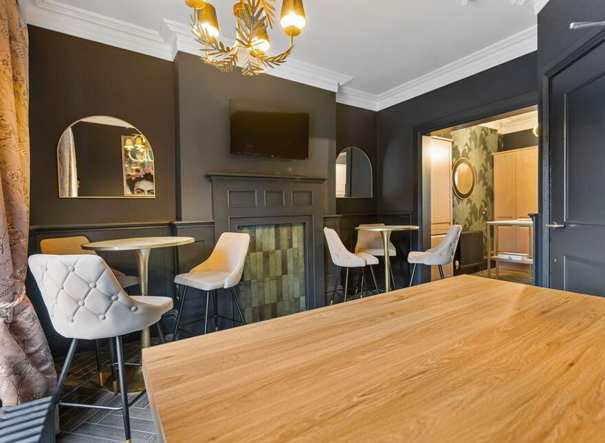 LUXURY STUDENT SHORT LET, 2 Asylum Road, Derry, BT48 7EZ