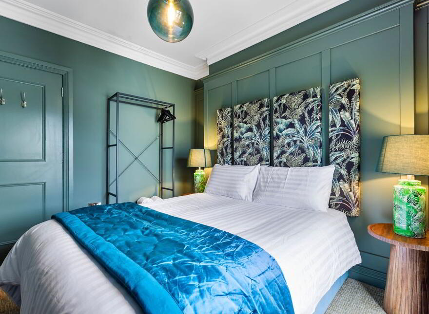 LUXURY STUDENT SHORT LET, 2 Asylum Road, Derry, BT48 7EZ