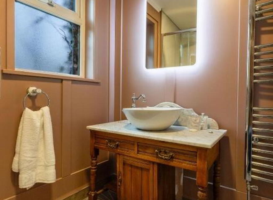 LUXURY STUDENT SHORT LET, 2 Asylum Road, Derry, BT48 7EZ
