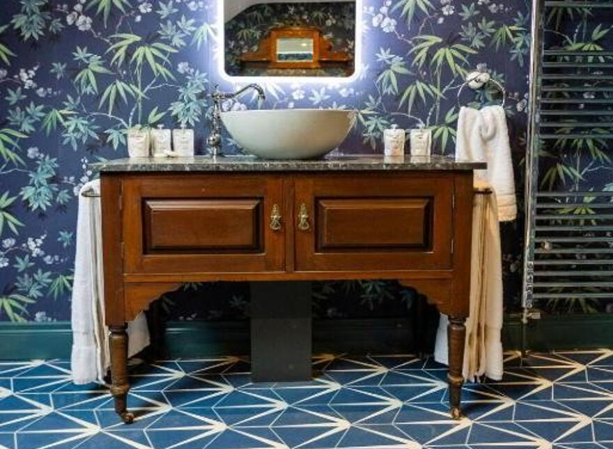 LUXURY STUDENT SHORT LET, 2 Asylum Road, Derry, BT48 7EZ