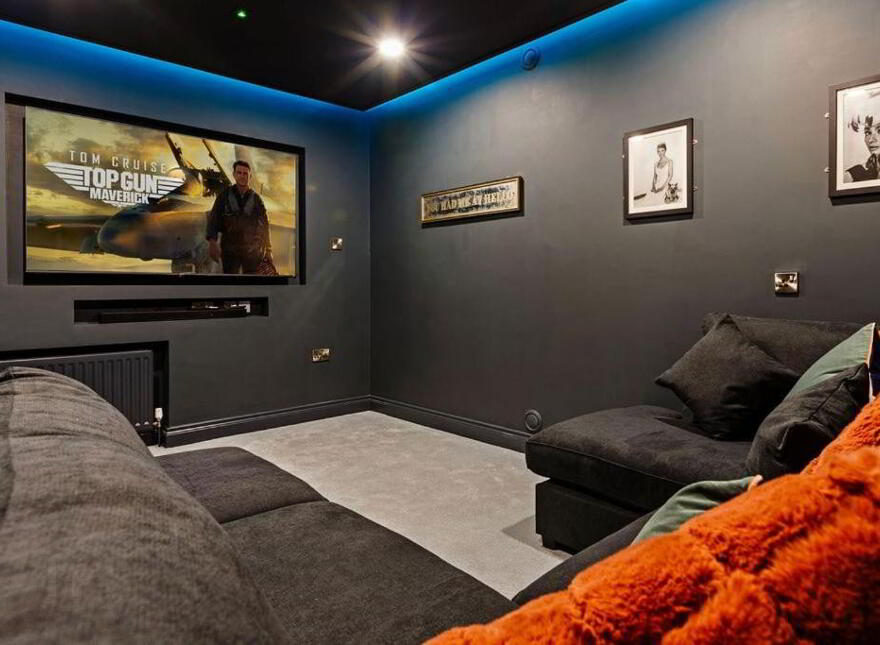 LUXURY STUDENT SHORT LET, 2 Asylum Road, Derry, BT48 7EZ