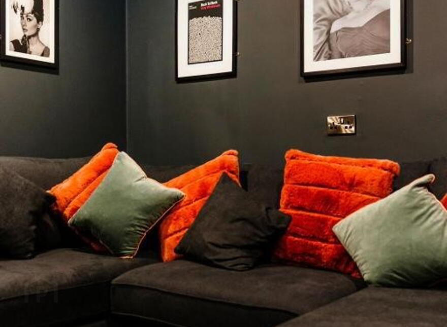 LUXURY STUDENT SHORT LET, 2 Asylum Road, Derry, BT48 7EZ