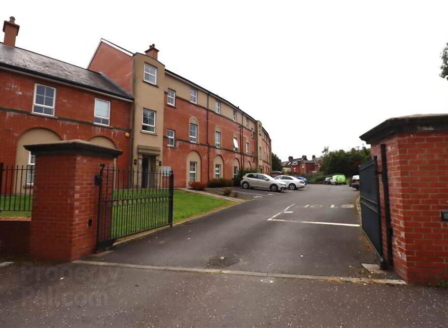 67 Milfort Mews, Dunmurry, Belfast, BT17 9JE photo