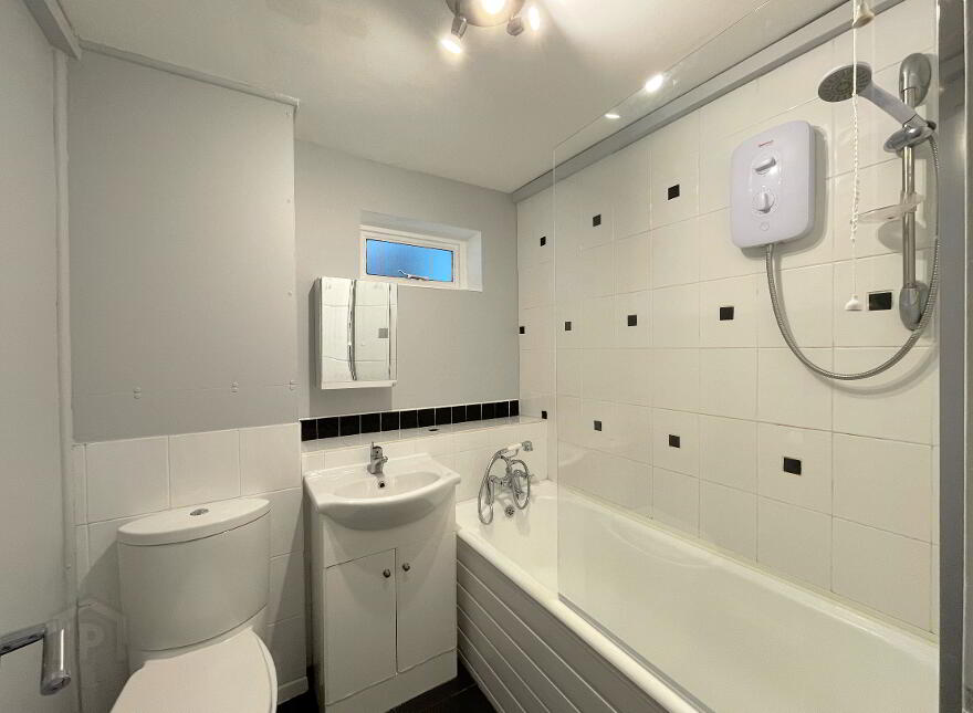 1d Riverdale House, Dunmurry, Belfast, BT17 9DD