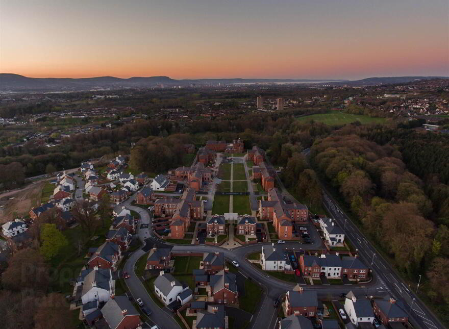 8 Ishbel Gardens, Belvoir Demesne, Belfast, BT8 8FT photo