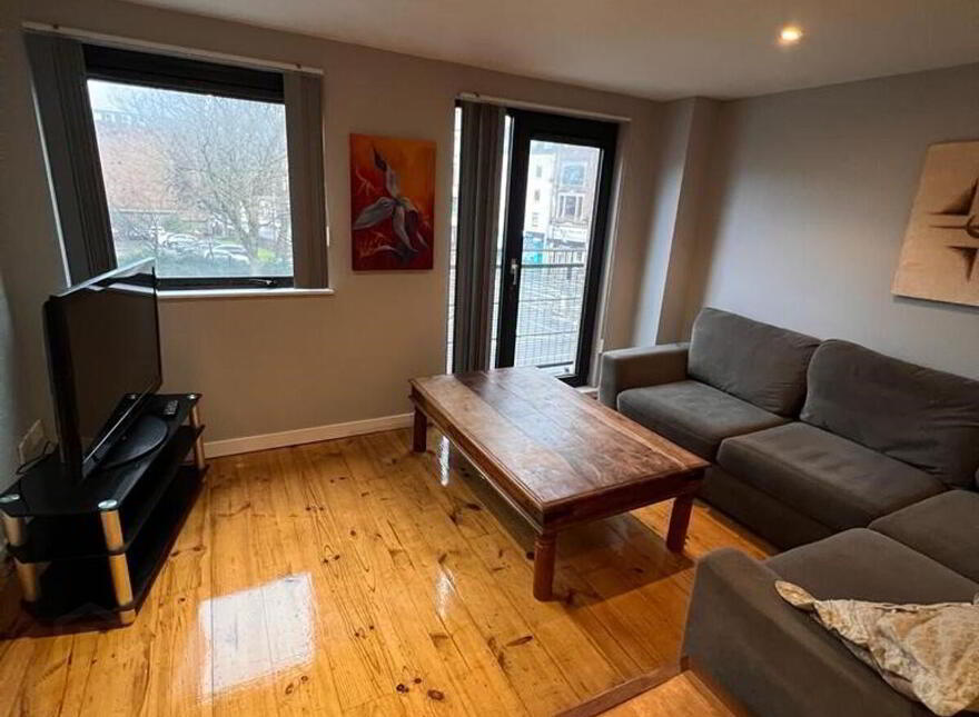 82 Queens Square, Belfast, BT1 3FF