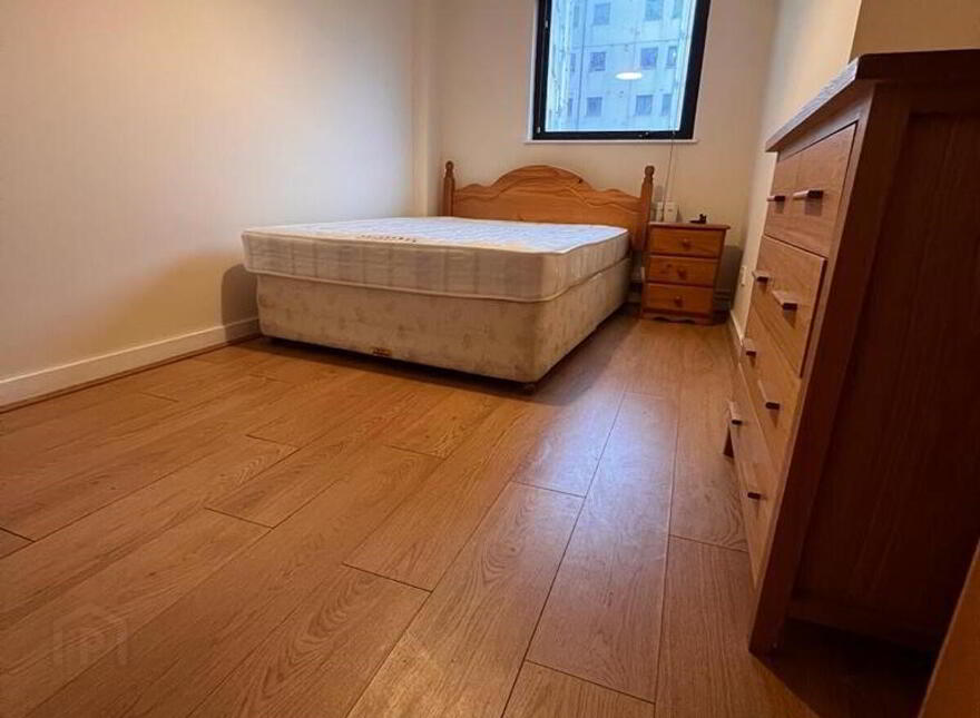 82 Queens Square, Belfast, BT1 3FF