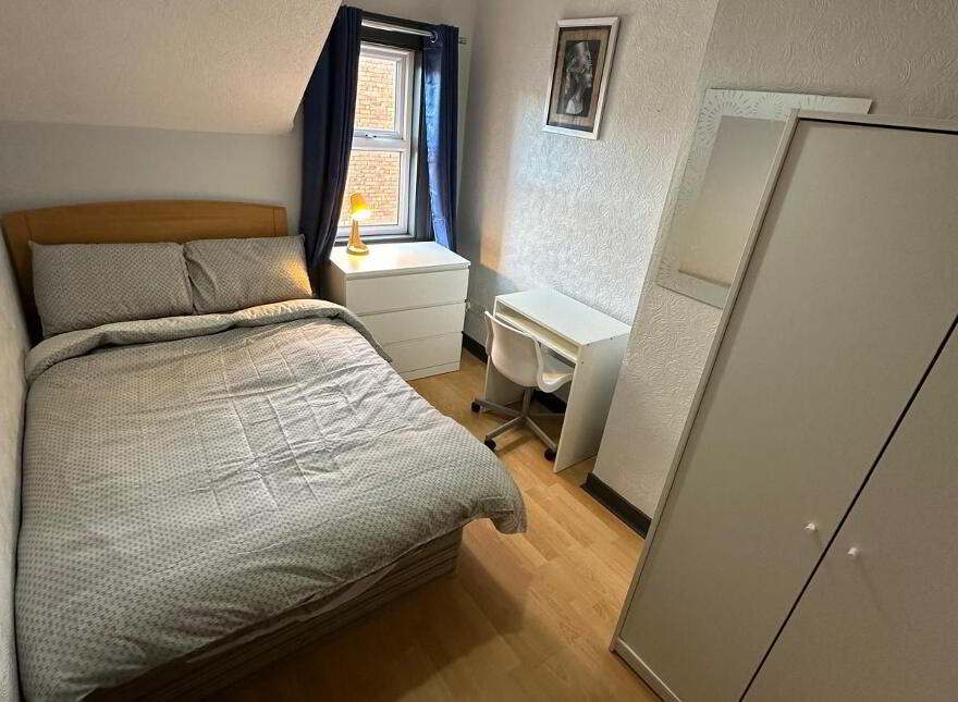 Room 5, 25 Colenso Parade, Belfast, BT9 5AN