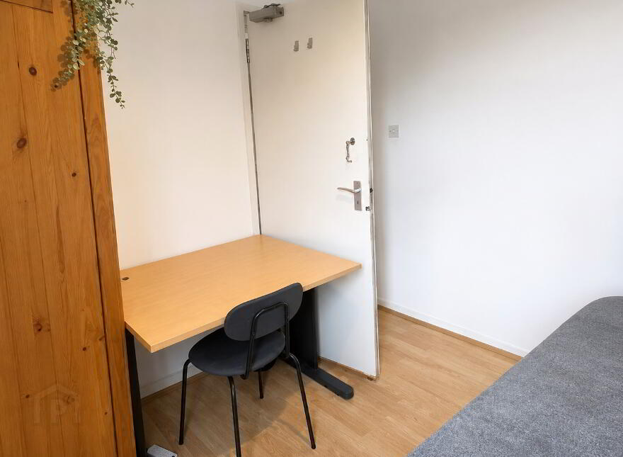 2 Lisburn Avenue, Room 2, Belfast, BT9 7FX